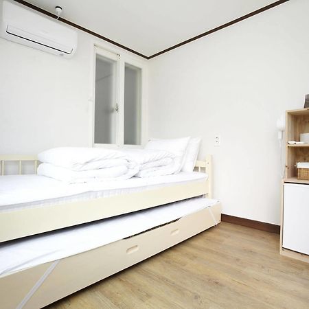 24 Guesthouse Sinchon Hongdae Сеул Екстер'єр фото