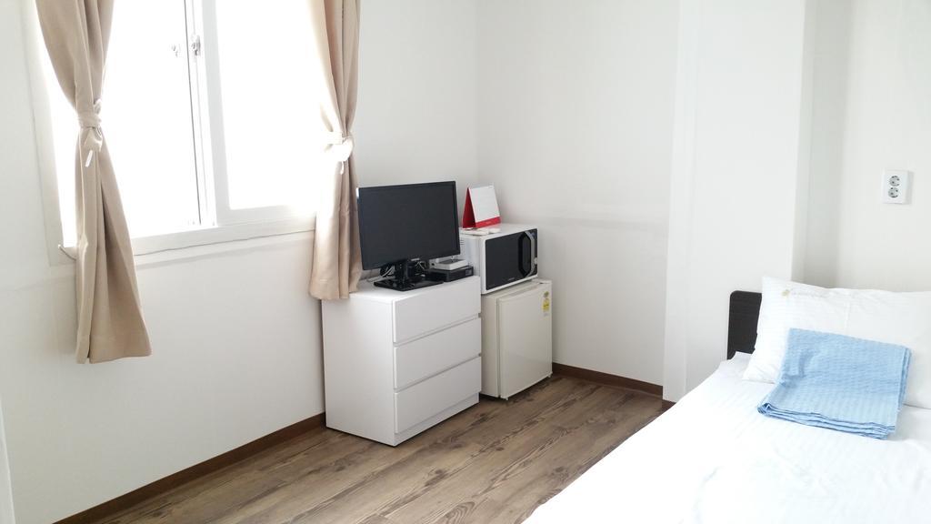 24 Guesthouse Sinchon Hongdae Сеул Екстер'єр фото