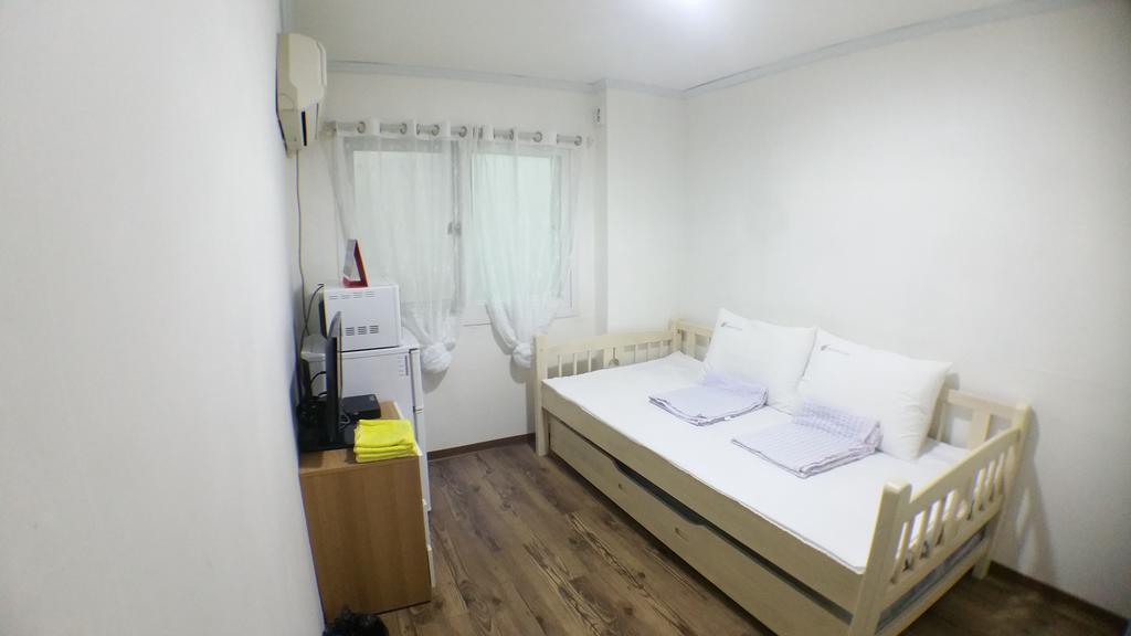 24 Guesthouse Sinchon Hongdae Сеул Екстер'єр фото
