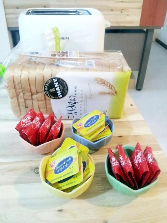 24 Guesthouse Sinchon Hongdae Сеул Екстер'єр фото