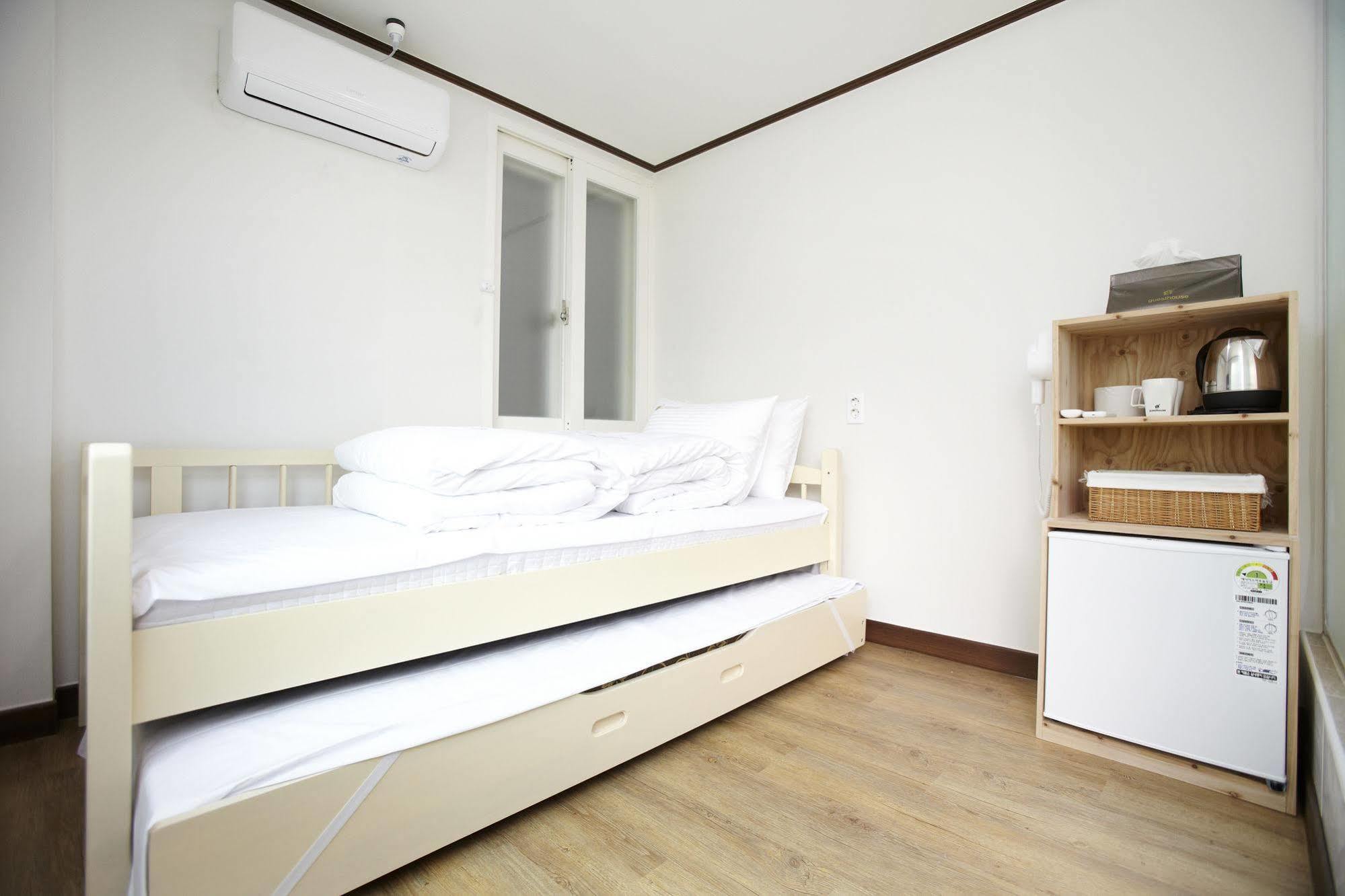 24 Guesthouse Sinchon Hongdae Сеул Екстер'єр фото