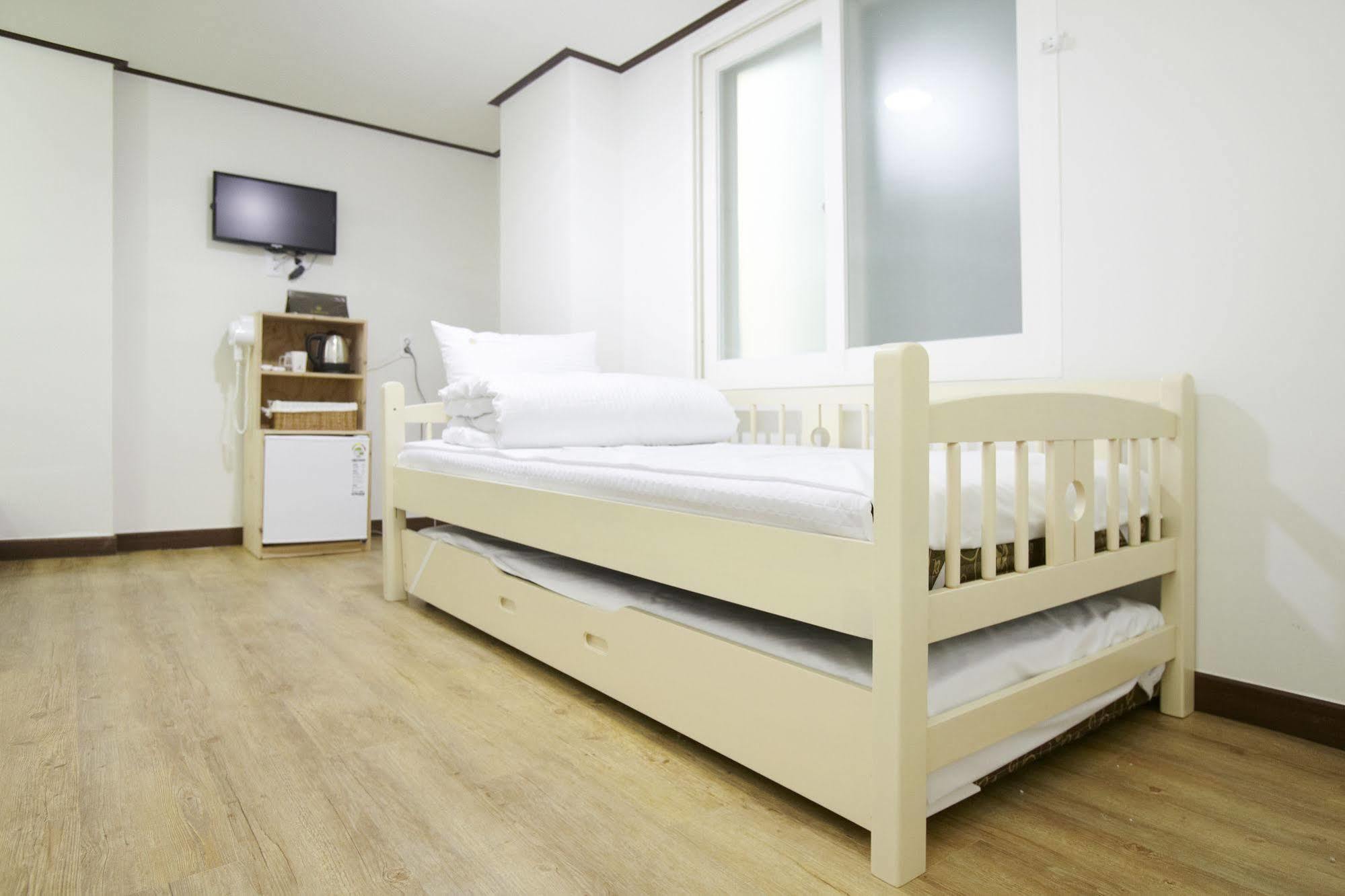 24 Guesthouse Sinchon Hongdae Сеул Екстер'єр фото