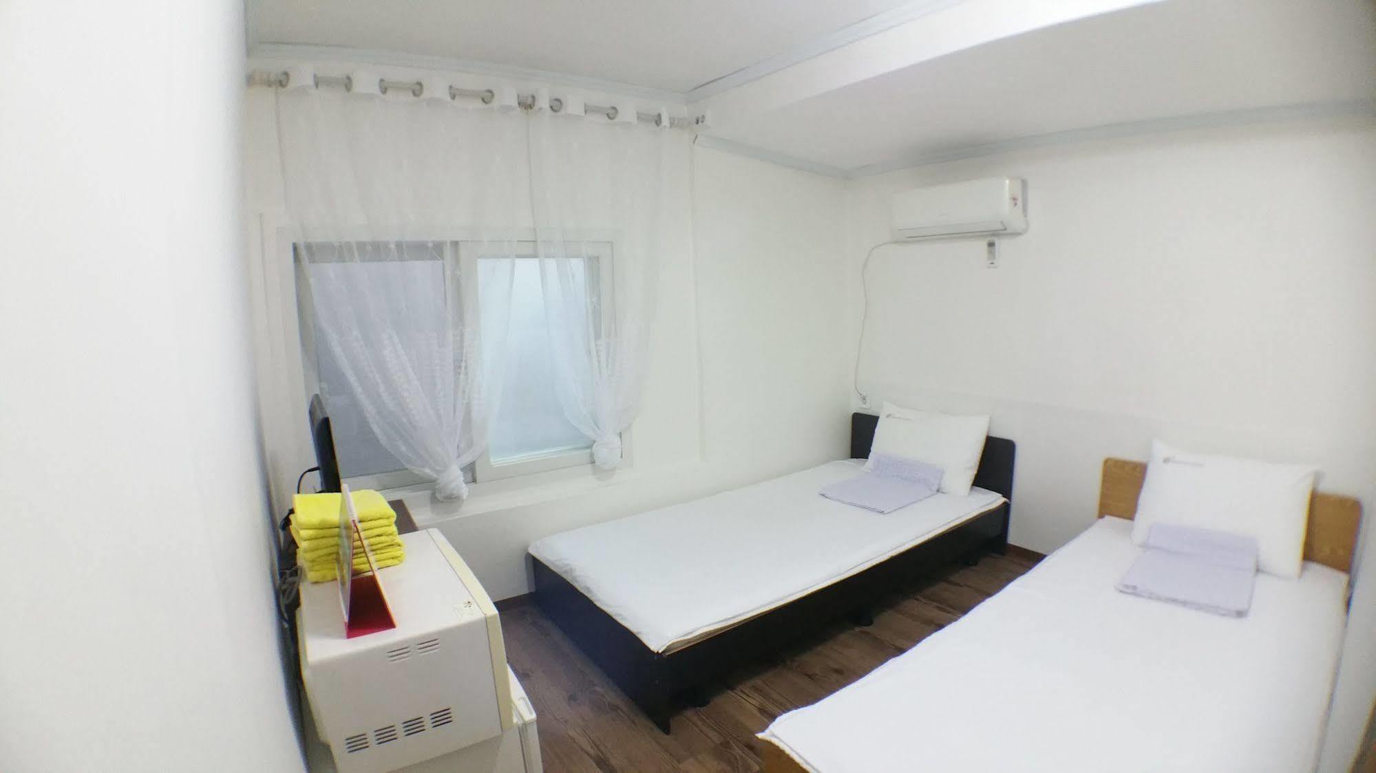 24 Guesthouse Sinchon Hongdae Сеул Екстер'єр фото