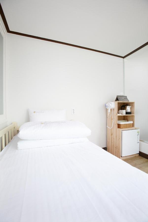 24 Guesthouse Sinchon Hongdae Сеул Екстер'єр фото